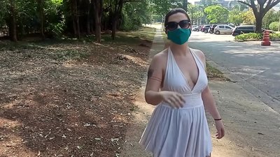 Avalik alastus: venelanna üritab Rio de Janeiro tänavatel riideid seljast võtta. Ta oleks peaaegu arreteeritud.