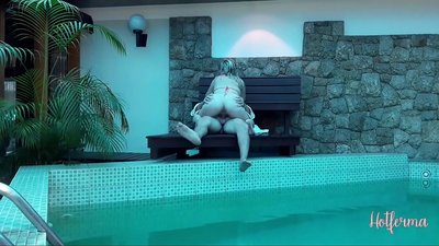 Boss kutsub neiu basseini, kuid ei suutnud vastu panna kuumale