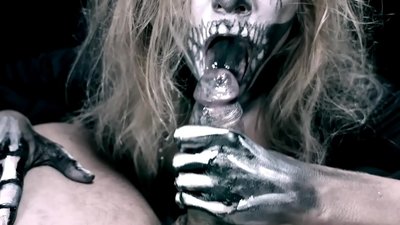 Demon girl imeb kulli oma musta suuga ja neelab sperma.