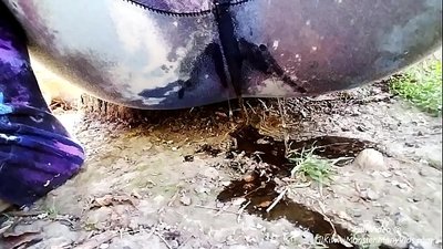 Pissimine tänaval! Tule vaata, kuidas LilKiwwiMonster oma aluspüksid märjaks teeb ja pissib mustale pinnale!